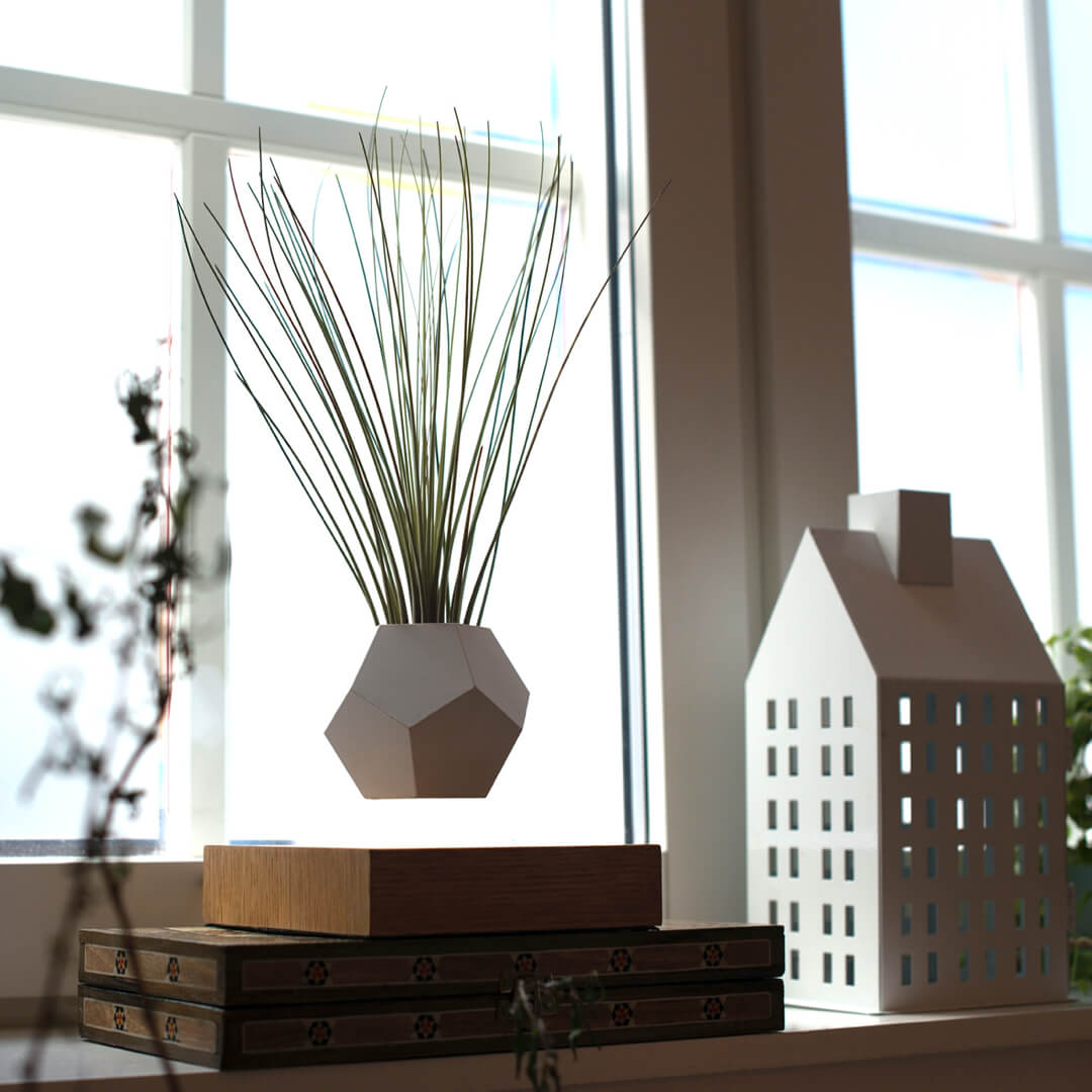 磁力で空中に浮かぶプランター FLYTE LYFE 磁力で空中に浮かぶ